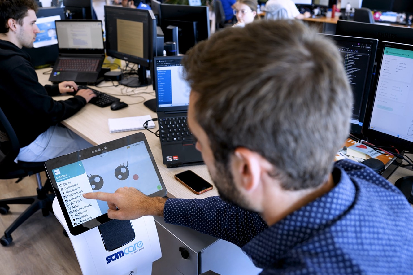 Técnico de Grou Saltó programando robot TEMI en las oficinas de la empresa