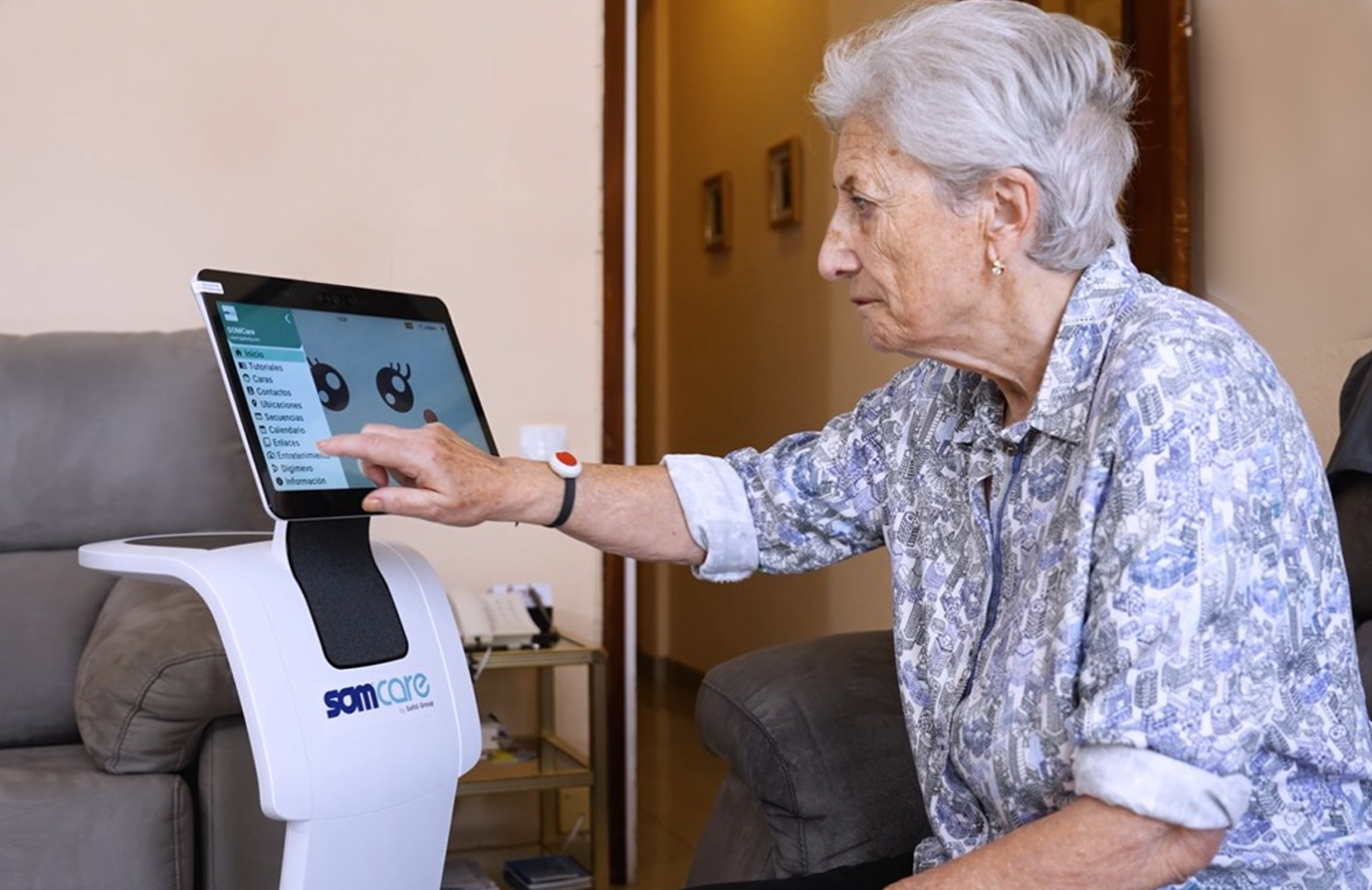 Persona mayor interactuando con la interfaz táctil del robot social TEMI