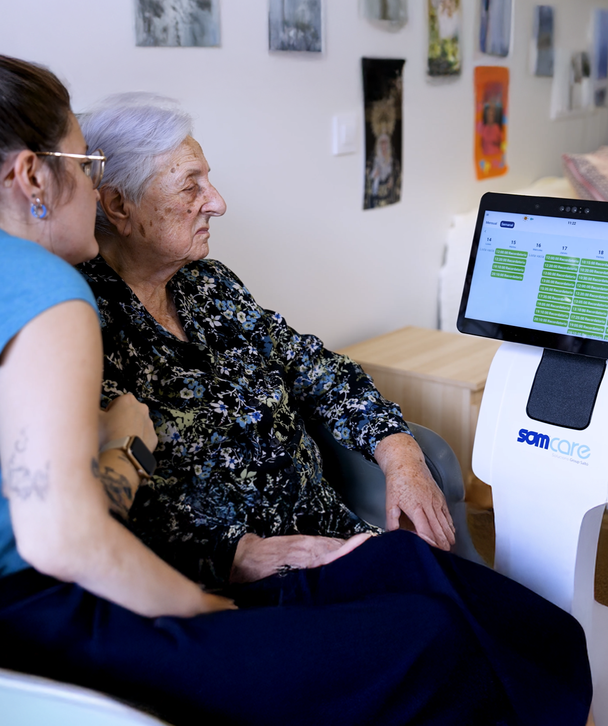 Dona gran en residència amb el robot TEMI per a residències