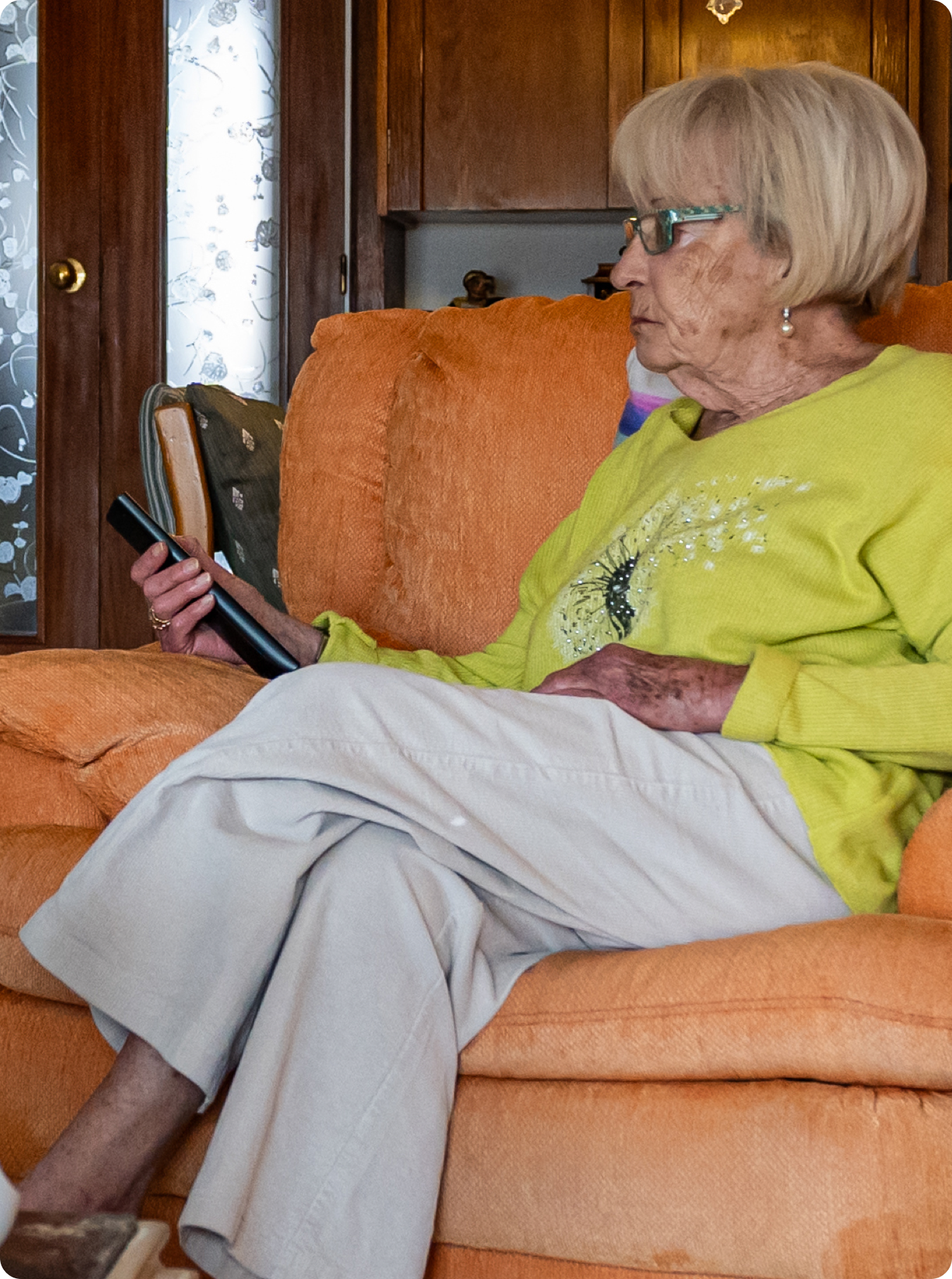 Dona gran usant domòtica